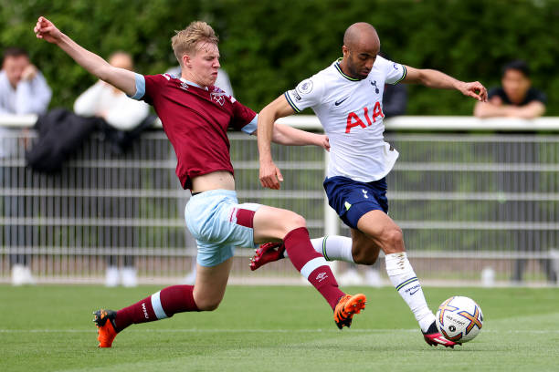 队在中场的 队在中场的